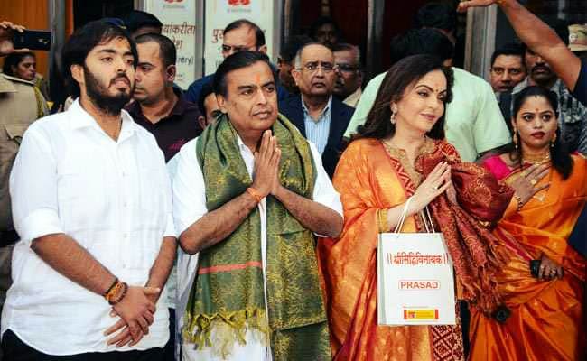 Mukesh Ambani Along With Wife Nita Offered the First Wedding Invitation Card of Son Akash and Shloka Mehta to Siddhivinayak Temple